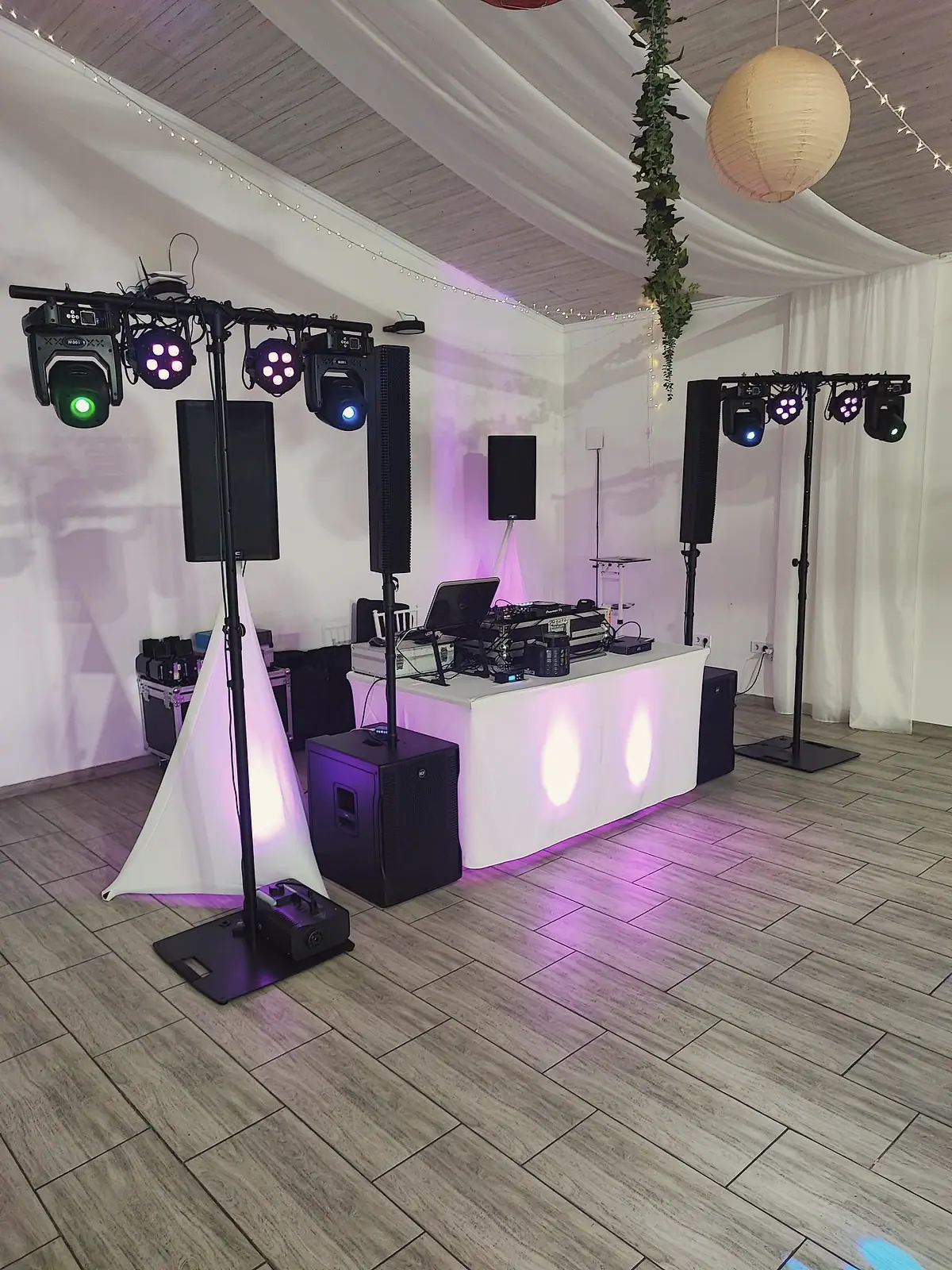 Felállított DJ-pult hangfalakkal és fényállványokkal
