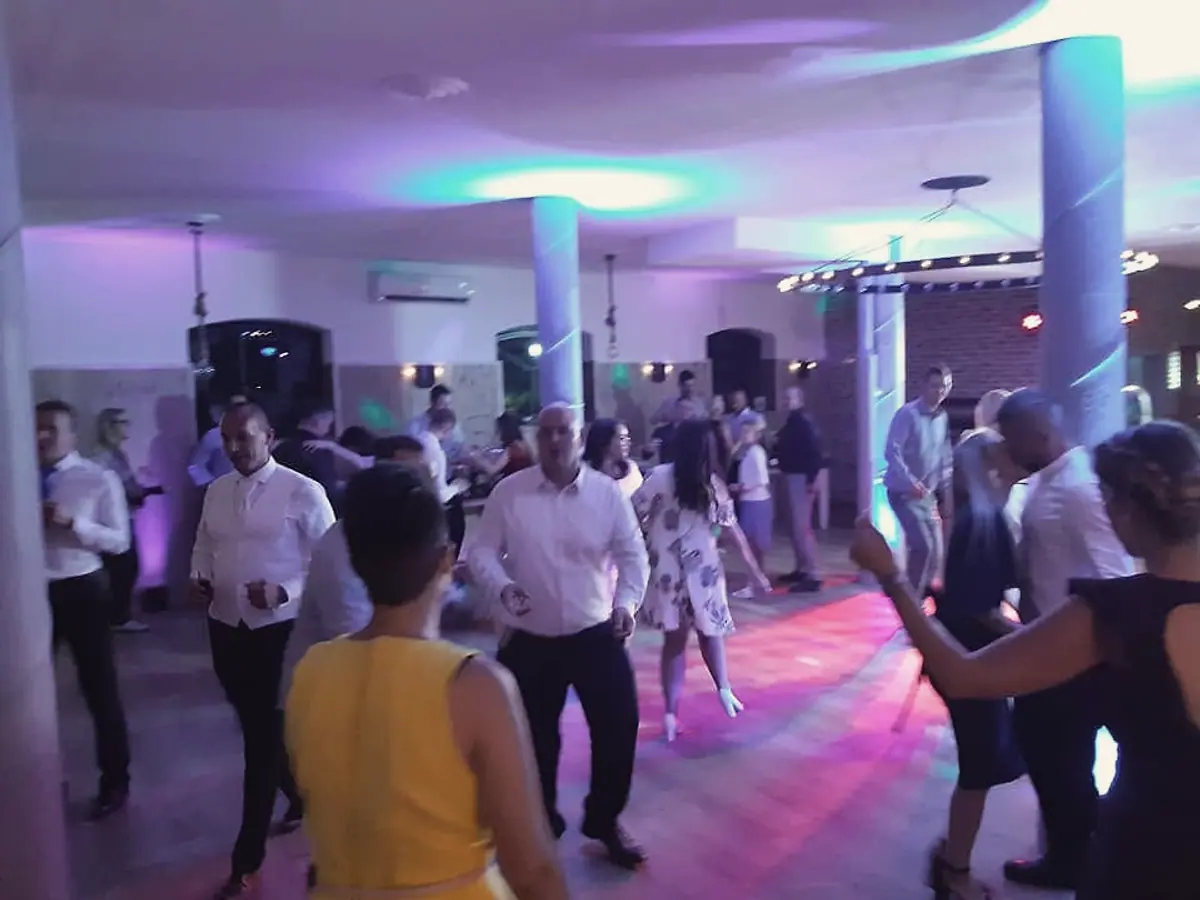 Táncoló párok oszlopos teremben